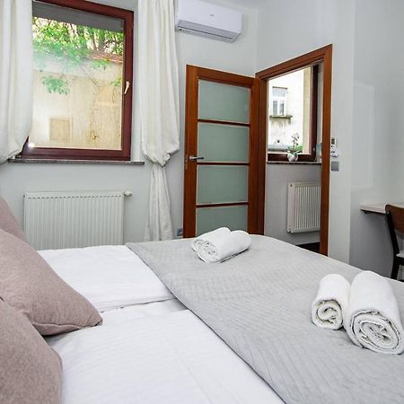 Inpoint 2-Bedrooms Apartment With Private Garden And Free Parking Krasków Exterior foto